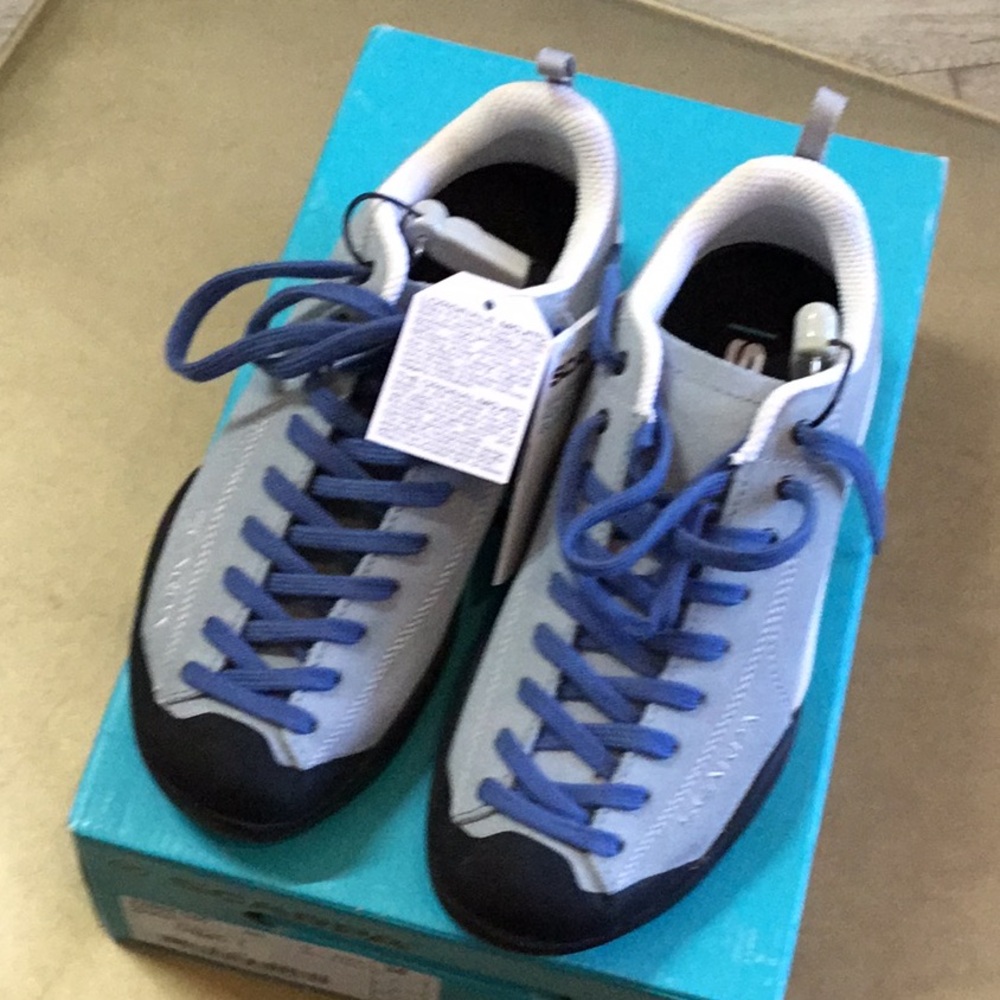Scarlatti Womens shoes blue size 7 us.